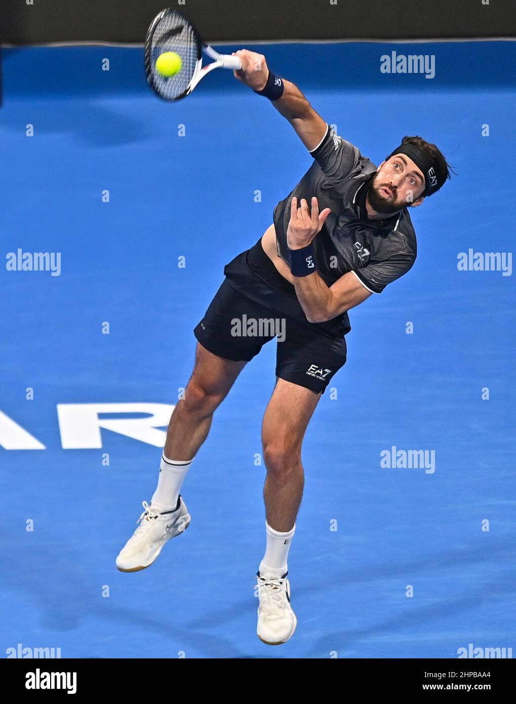 Doha. 19th févr. 2022. Nikoloz Basilashvili de Géorgie sert pendant la  finale du tournoi de tennis ATP Qatar Open au complexe de tennis  international de Khalifa à Doha, 19 février 2022. Credit: