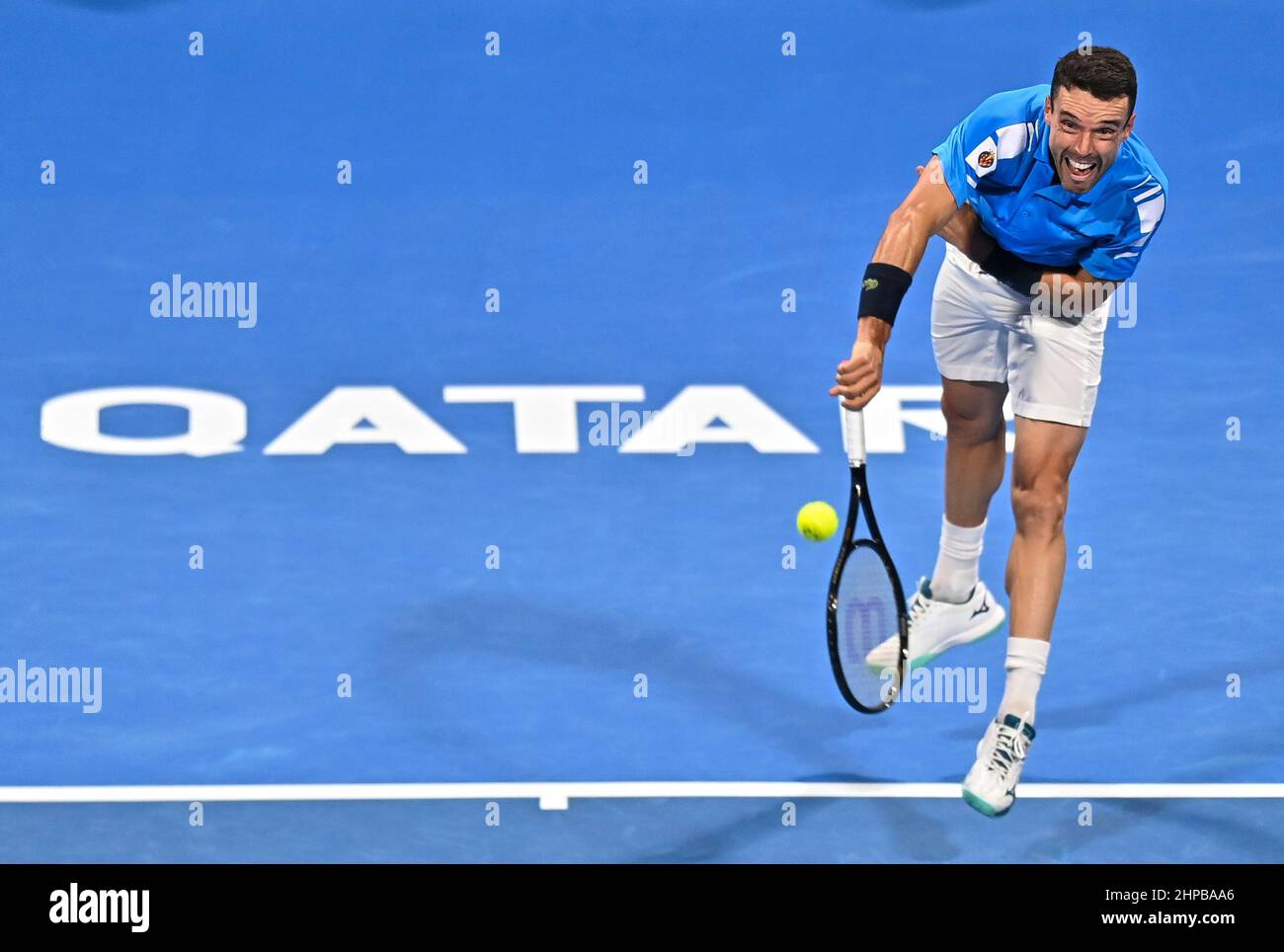 Doha. 19th févr. 2022. Roberto Bautista Agut d'Espagne sert pendant la finale du tournoi de tennis ATP Qatar Open au complexe international de tennis de Khalifa à Doha, 19 février 2022. Credit: Nikku/Xinhua/Alay Live News Banque D'Images