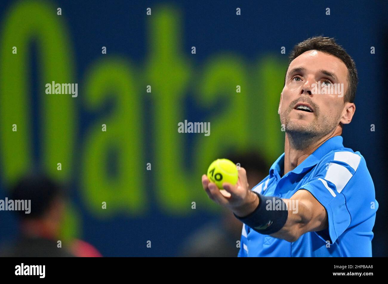 Doha. 19th févr. 2022. Roberto Bautista Agut d'Espagne sert pendant la finale du tournoi de tennis ATP Qatar Open au complexe international de tennis de Khalifa à Doha, 19 février 2022. Credit: Nikku/Xinhua/Alay Live News Banque D'Images