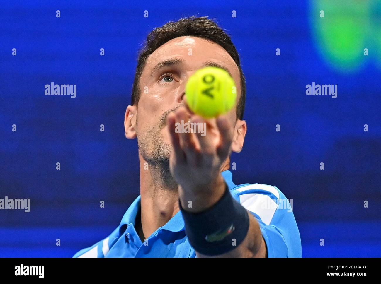 Doha. 19th févr. 2022. Roberto Bautista Agut d'Espagne sert pendant la finale du tournoi de tennis ATP Qatar Open au complexe international de tennis de Khalifa à Doha, 19 février 2022. Credit: Nikku/Xinhua/Alay Live News Banque D'Images