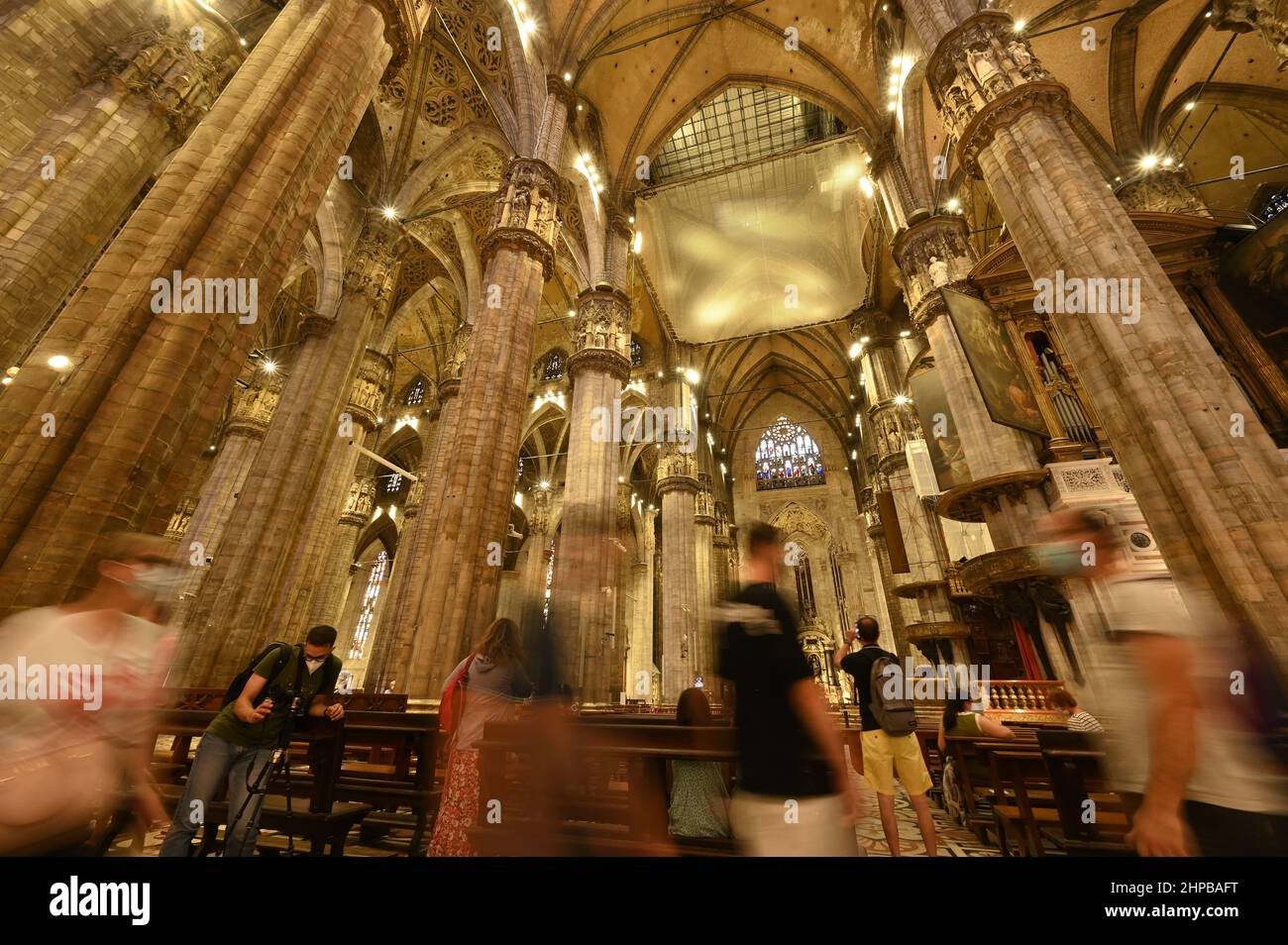 (220220) -- MILAN, 20 février 2022 (Xinhua) -- les touristes visitent le Duomo di Milano à Milan, Italie, le 6 août 2021. Les villes italiennes Milan et Cortina d'Ampezzo ont été nommées hôtes des Jeux Olympiques d'hiver de 2026 à la session 134th du Comité International Olympique (CIO), le 24 juin 2019. Les Jeux Olympiques d'hiver de 2026 seront la troisième fois que l'Italie accueillera les Jeux Olympiques d'hiver, après Turin en 2006 et Cortina d'Ampezzo en 1956. (Photo d'Alberto Lingria/Xinhua) Banque D'Images