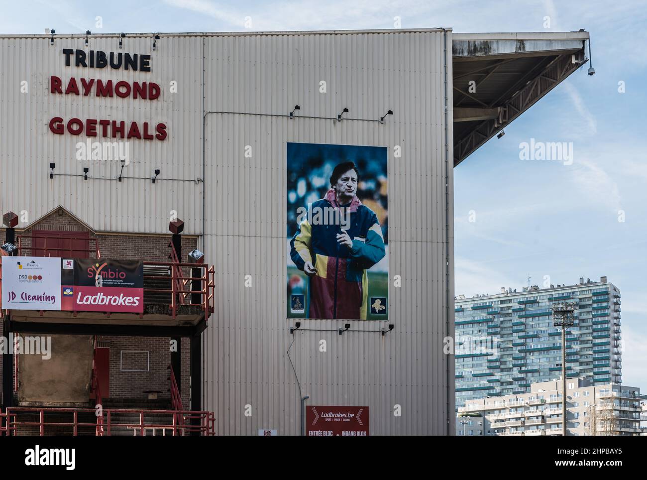 Molenbeek, Bruxelles / Belgique - 02 16 2019: Le Tribune de Raymond Goethals du Racing White audacieux Molenbeek football stade, avec la ville blocs i Banque D'Images