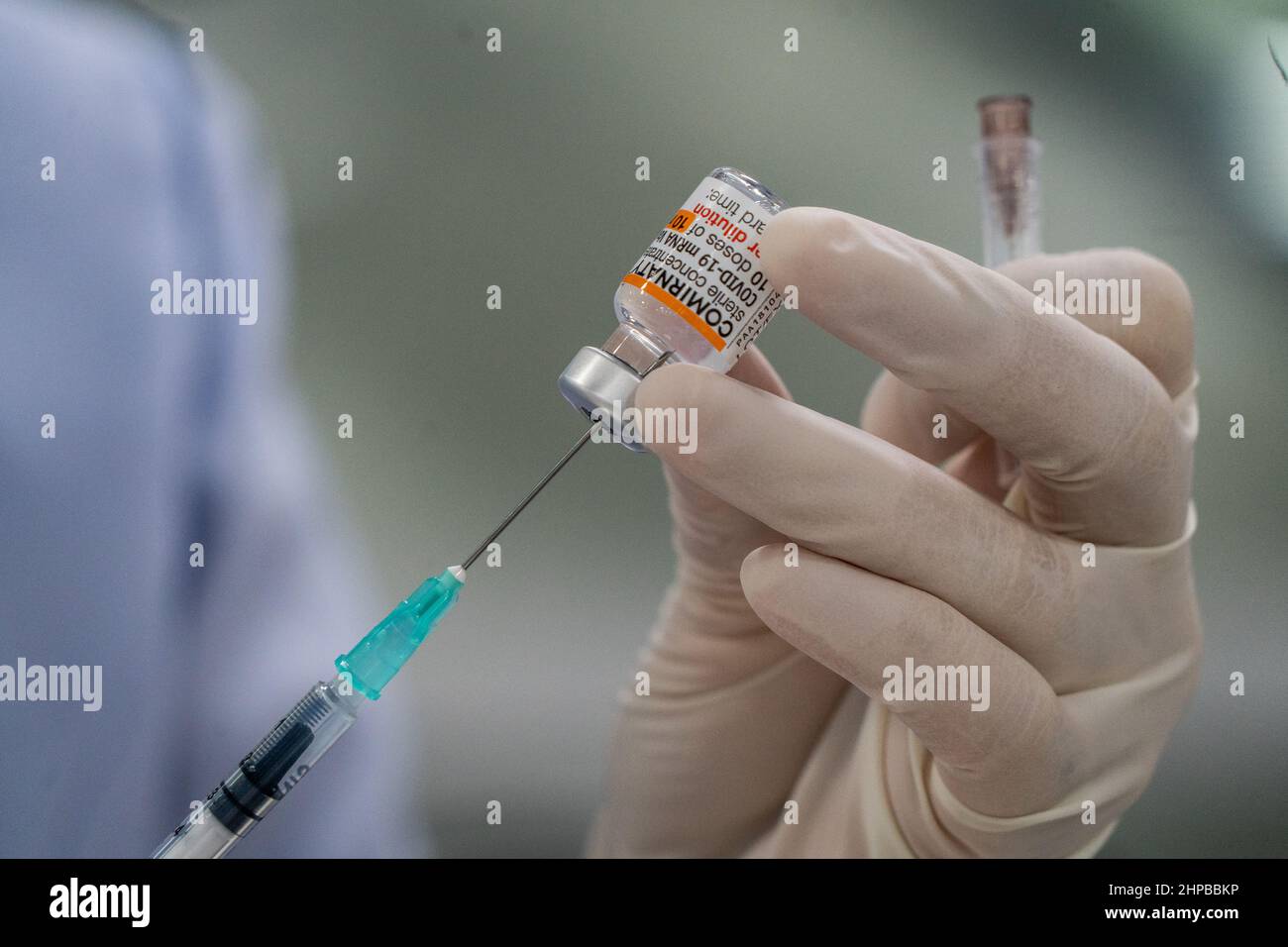 Bangkok, Thaïlande. 21st févr. 2022. Un professionnel de la santé prépare des doses du vaccin Pfizer-BioNTech COVID-19.les enfants âgés de 5-11 à 64 ans reçoivent le vaccin Pfizer-BioNTech COVID-19 (Comirnaty) à la gare centrale de Bang Sue à Bangkok. Crédit : SOPA Images Limited/Alamy Live News Banque D'Images