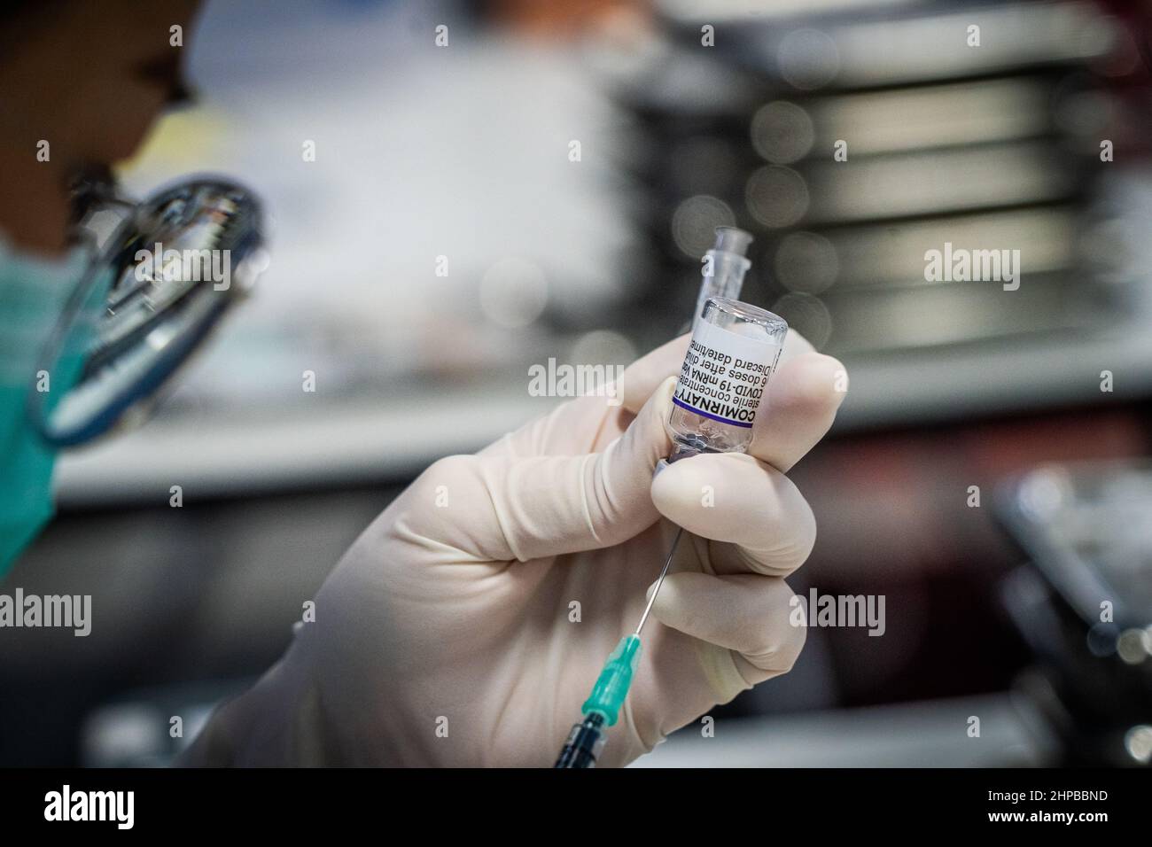 Bangkok, Thaïlande. 21st févr. 2022. Un professionnel de la santé prépare des doses du vaccin Pfizer-BioNTech COVID-19.les enfants âgés de 5-11 à 64 ans reçoivent le vaccin Pfizer-BioNTech COVID-19 (Comirnaty) à la gare centrale de Bang Sue à Bangkok. Crédit : SOPA Images Limited/Alamy Live News Banque D'Images