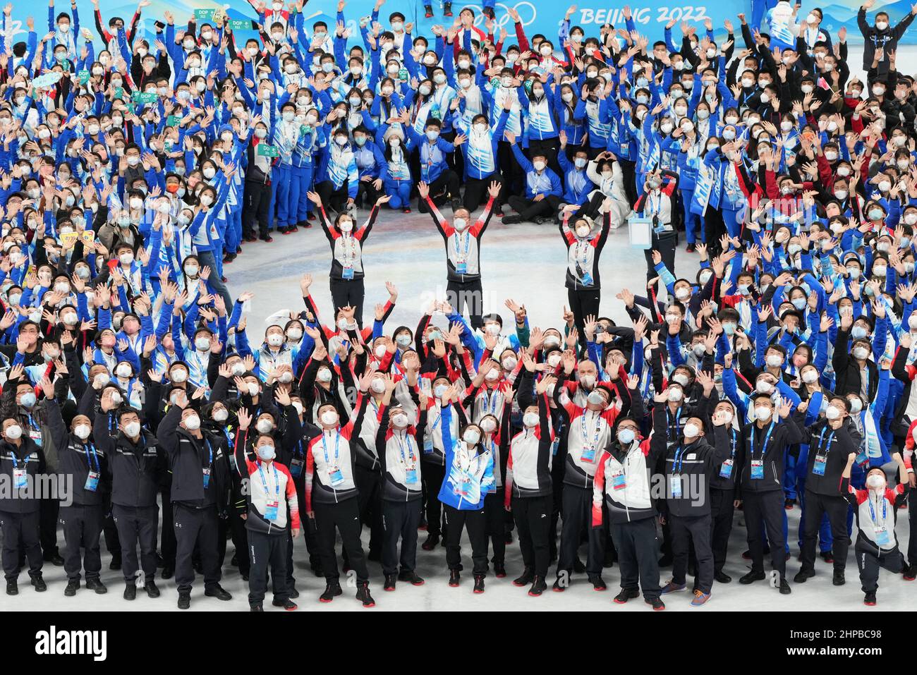Pékin, Chine. 20th févr. 2022. Les membres du personnel et les bénévoles posent pour des photos de groupe après le gala de patinage artistique des Jeux olympiques d'hiver de 2022 à Beijing, au stade intérieur de la capitale, à Beijing, capitale de la Chine, le 20 février 2022. Crédit : Wang Yuguo/Xinhua/Alay Live News Banque D'Images