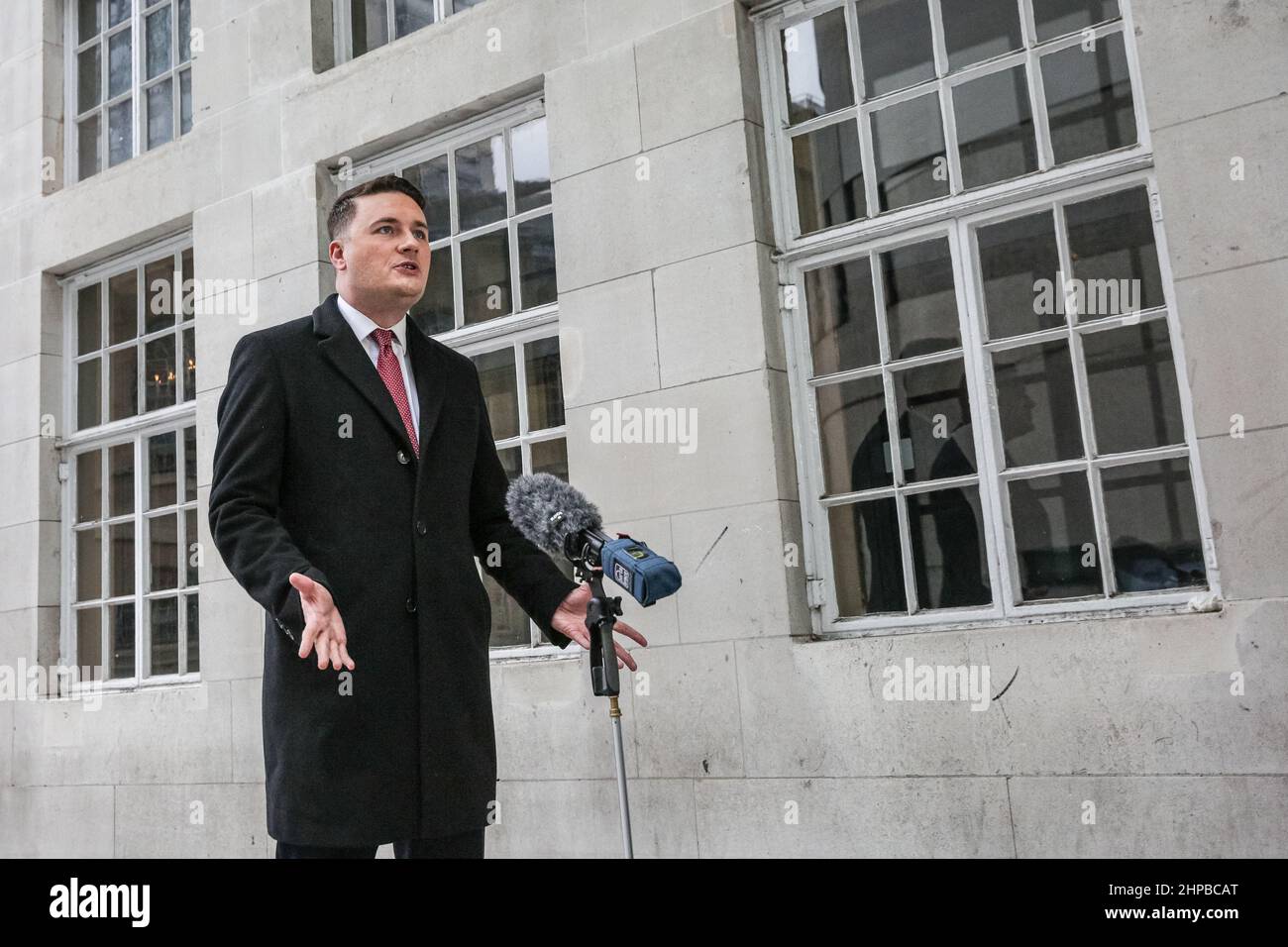 Londres, Royaume-Uni. 20th févr. 2022. WES Streeting, politicien du Parti travailliste et Secrétaire d'État fantôme pour la santé et les soins sociaux depuis 2021, député d'Ilford North, à BBC Studios à Londres pour une interview. Credit: Imagetraceur/Alamy Live News Banque D'Images