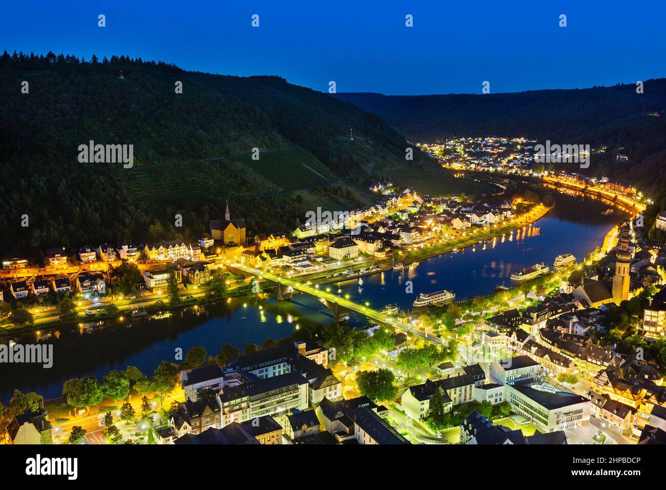 Nuit d'été vue sur la vallée de la Moselle et la ville de Cochem, Allemagne. Banque D'Images