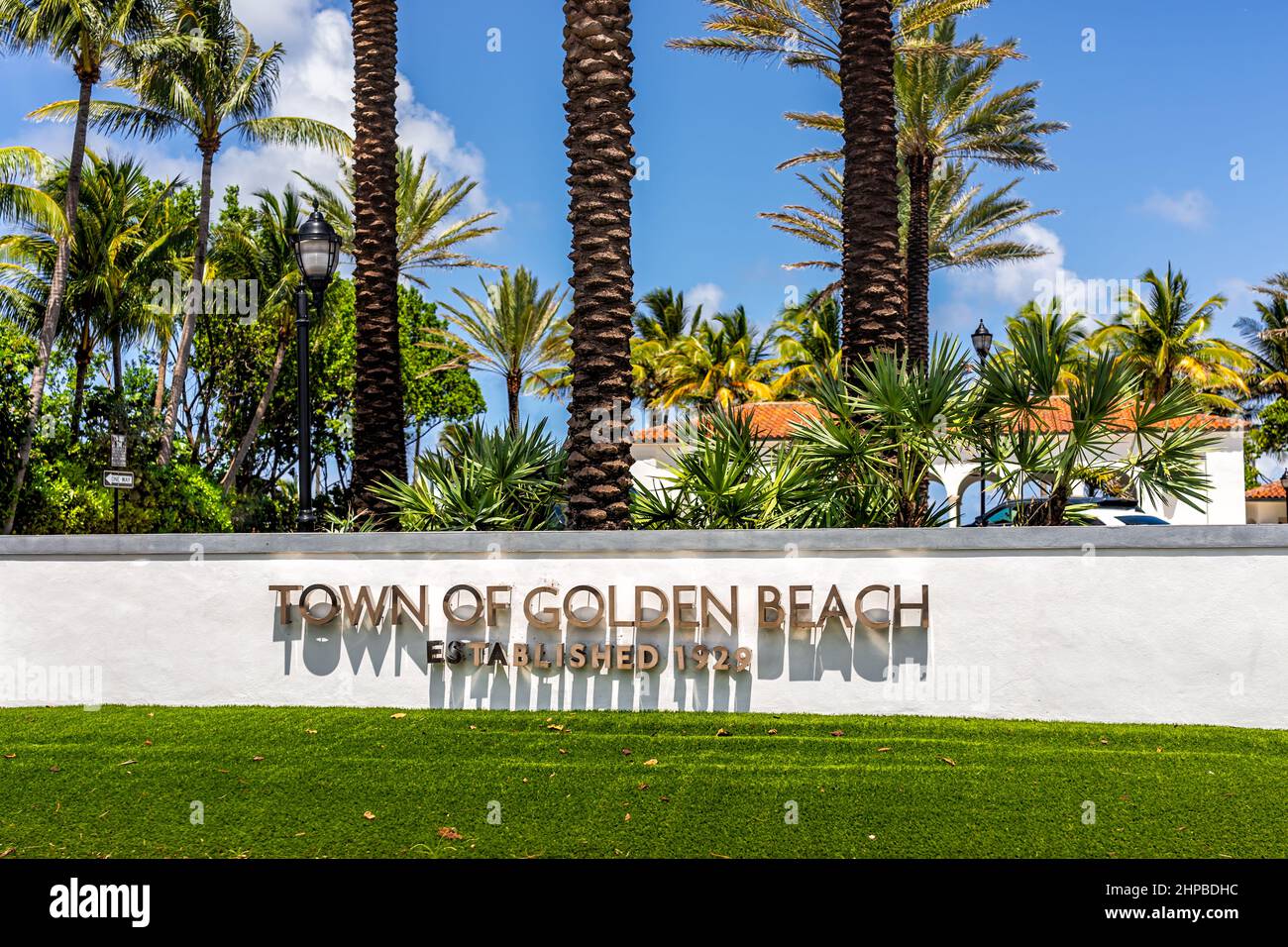 Miami, États-Unis - 18 juillet 2021 : panneau pour la bienvenue à la ville de Golden Beach établie en 1929 à Miami, Floride avec des palmiers le jour ensoleillé et le ciel bleu Banque D'Images