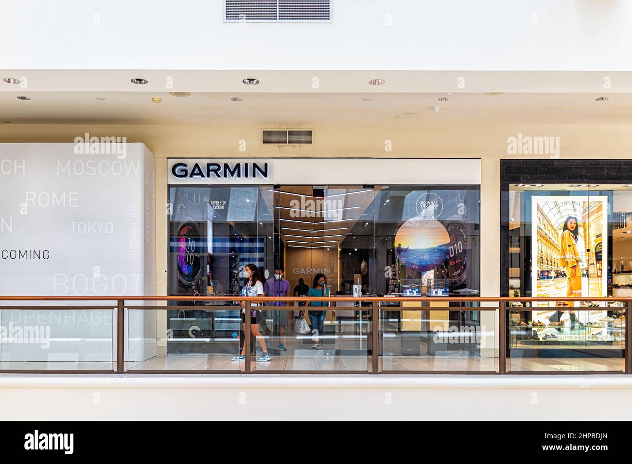 Miami, États-Unis - 19 juillet 2021 : panneau pour la boutique Garmin qui vend des montres et des technologies sportives modernes dans le centre commercial Aventura en Floride, Unite Banque D'Images