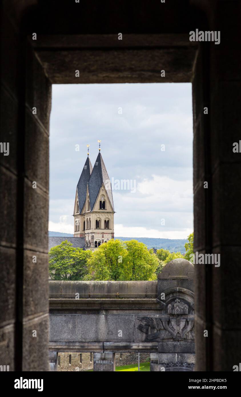 Vue de Deutsches Eck au centre-ville de Koblenz, en Allemagne, avec l'église Basilika Sankt Kastor. Banque D'Images