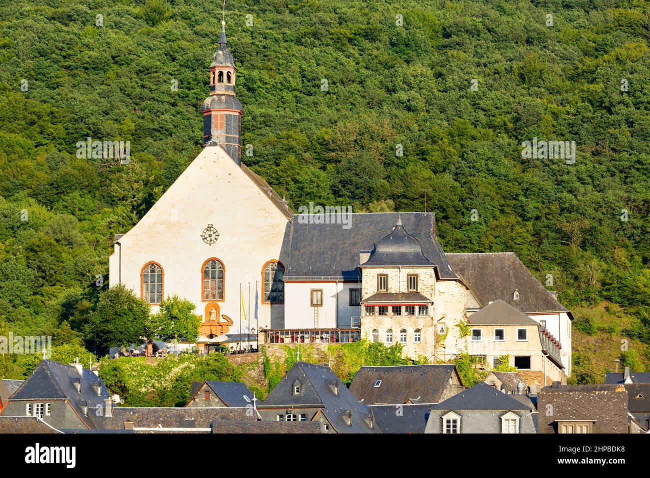 Soirée d'été vue sur le village de Beilstein avec quelques touristes en face de son église, Allemagne. Banque D'Images