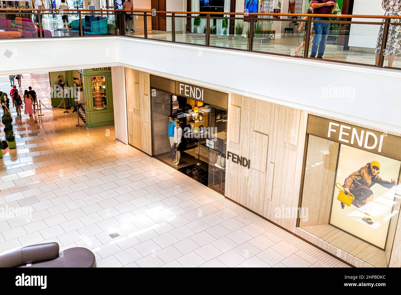 Miami, États-Unis - 19 juillet 2021: Panneau pour Fendi magasin de vêtements mode à l'intérieur du centre commercial Aventura en Floride, États-Unis vue de haut angle Banque D'Images