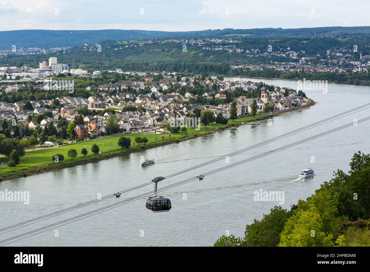 Vue sur la vallée du Rhin à Koblenz, en Allemagne, avec le célèbre téléphérique vu d'Ehrenbreitstein. Banque D'Images