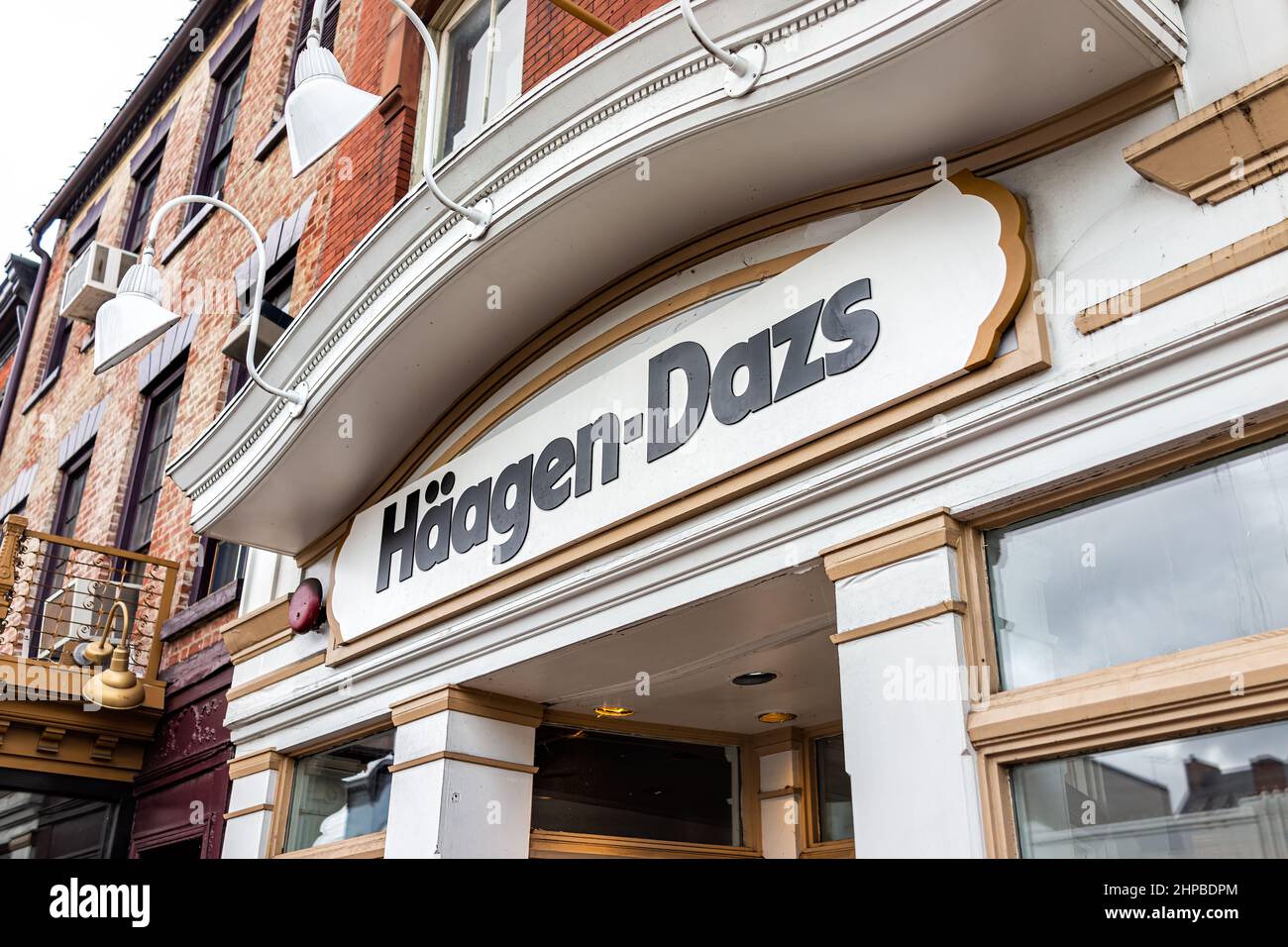 Washington DC, États-Unis - 18 août 2021 : Georgetown M Street avec Haagen-Dazs magasin enseigne sur l'extérieur du bâtiment pour la glace et personne Banque D'Images