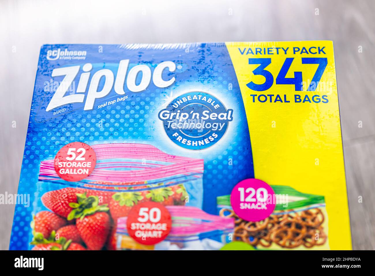 Naples, Etats-Unis - 26 septembre 2021: SC Johnson marque de texte pour Ziploc produit pour poignées et sacs de joint grande taille acheté chez Costco Banque D'Images