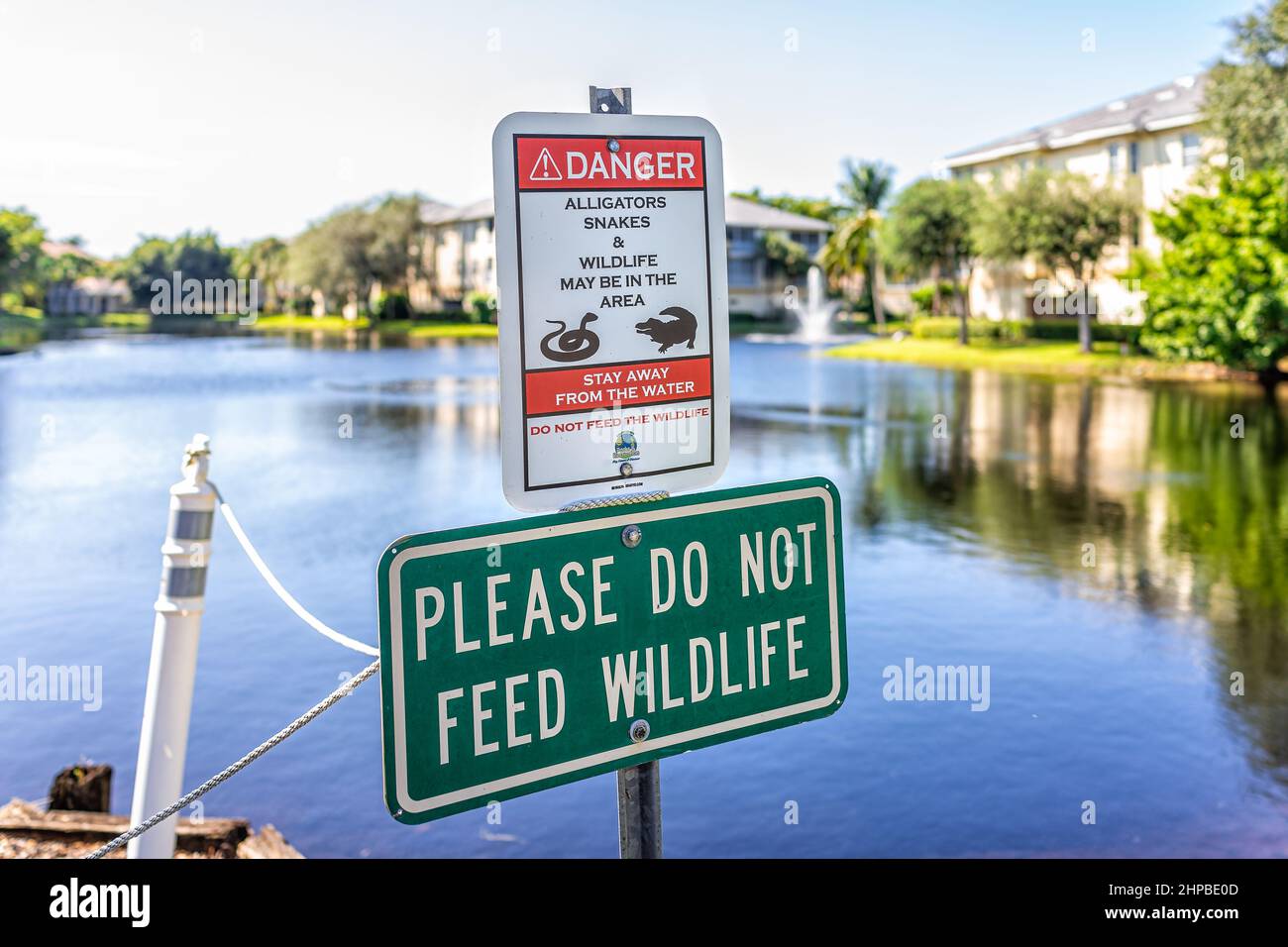 Naples, États-Unis - 21 octobre 2021: Pelican Bay Community Park à Naples, Floride Comté de collier près de Vanderbilt Beach lac lien avec le signe de danger do n. Banque D'Images