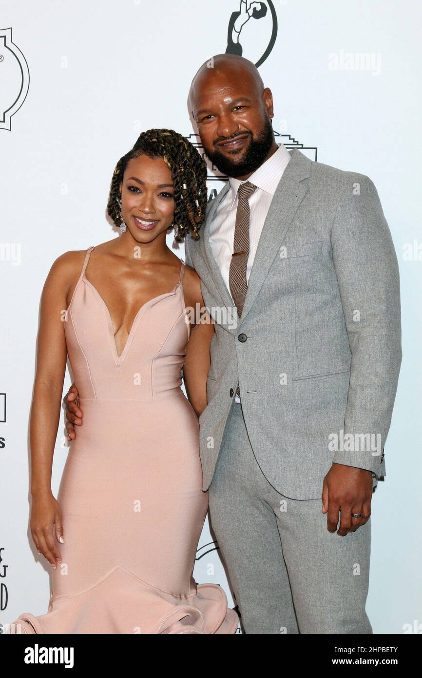 Sonequa Martin-Green, Kenric Green à l'arrivée pour le Gala des prix MUAHS de la Guilde des créateurs de maquillage et stylistes de cheveux, The Beverly Hilton Hotel, Beverly Hills, CA 19 février 2022. Photo de : Collection Priscilla Grant/Everett Banque D'Images