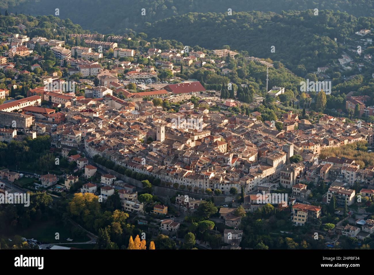 La ville médiévale de Vence est située dans les collines du département des Alpes Maritimes dans la région Provence-Alpes-Côte d'Azur dans le sud-est de la France betwe Banque D'Images