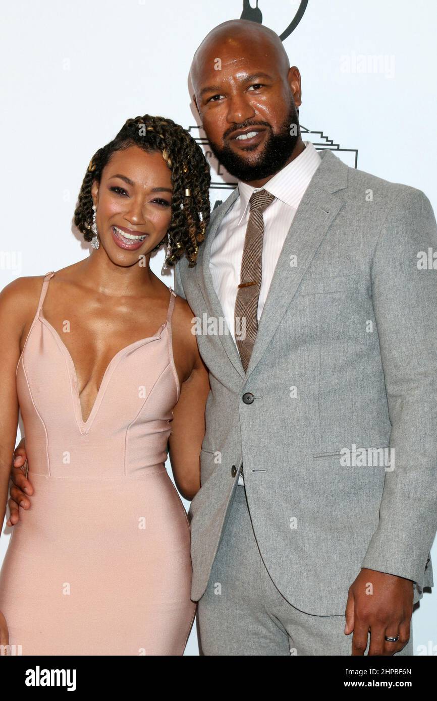 19 février 2022, Beverly Hills, CA, États-Unis: LOS ANGELES - 19 FÉVRIER: Sonequa Martin-Green, Kenric Green au maquillage annuel 9th artistes et stylistes de cheveux guildes Prix arrivées à l'hôtel Beverly Hilton le 19 février 2022 à Beverly Hills, CA (Credit image: © Kay Blake/ZUMA Press Wire) Banque D'Images