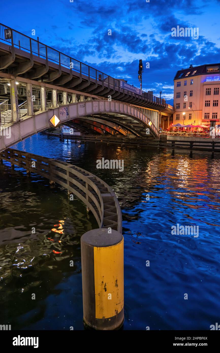 Ville de Berlin en Allemagne, soirée au pont de la gare Friedrichstrasse sur la Spree dans le quartier central de Mitte. Banque D'Images