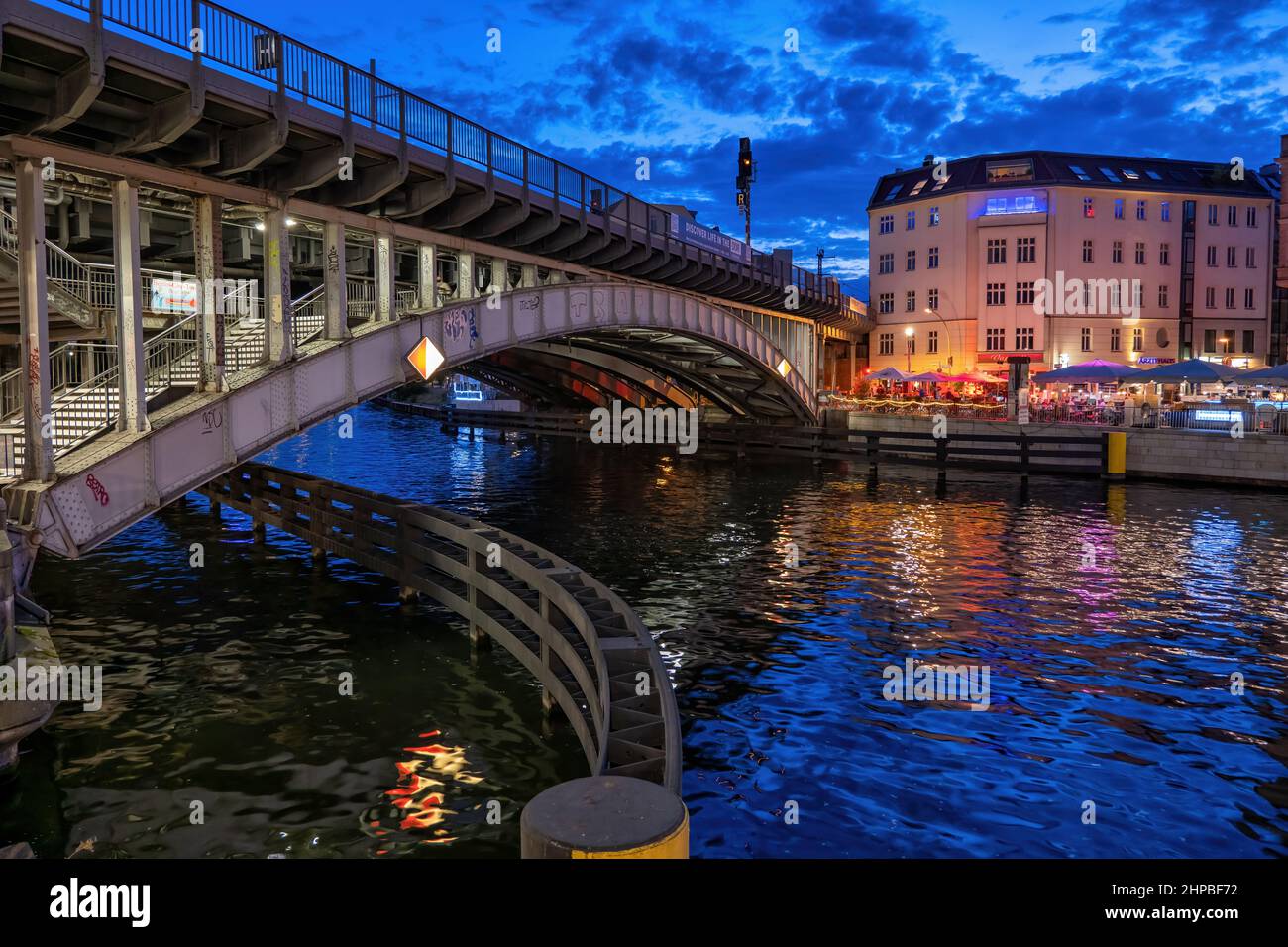 Ville de Berlin en Allemagne, pont de la gare Friedrichstrasse sur la Spree dans la soirée, quartier central de Mitte. Banque D'Images