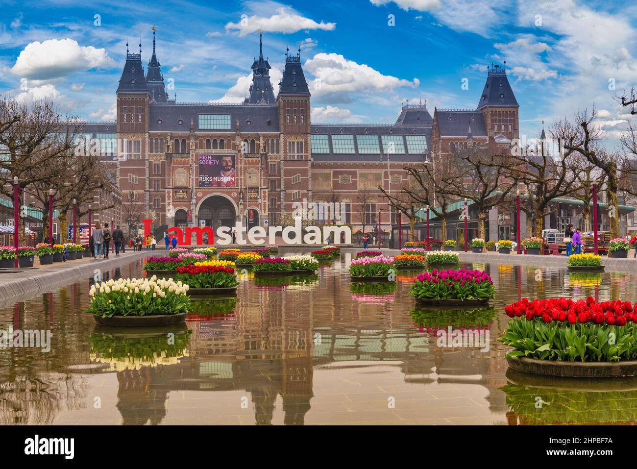 Amsterdam, pays-Bas - 15 avril 2018 : Amsterdam, pays-Bas, horizon de la ville au Rijksmuseum (Musée national néerlandais) et I Amsterdam signe avec tulib fl Banque D'Images