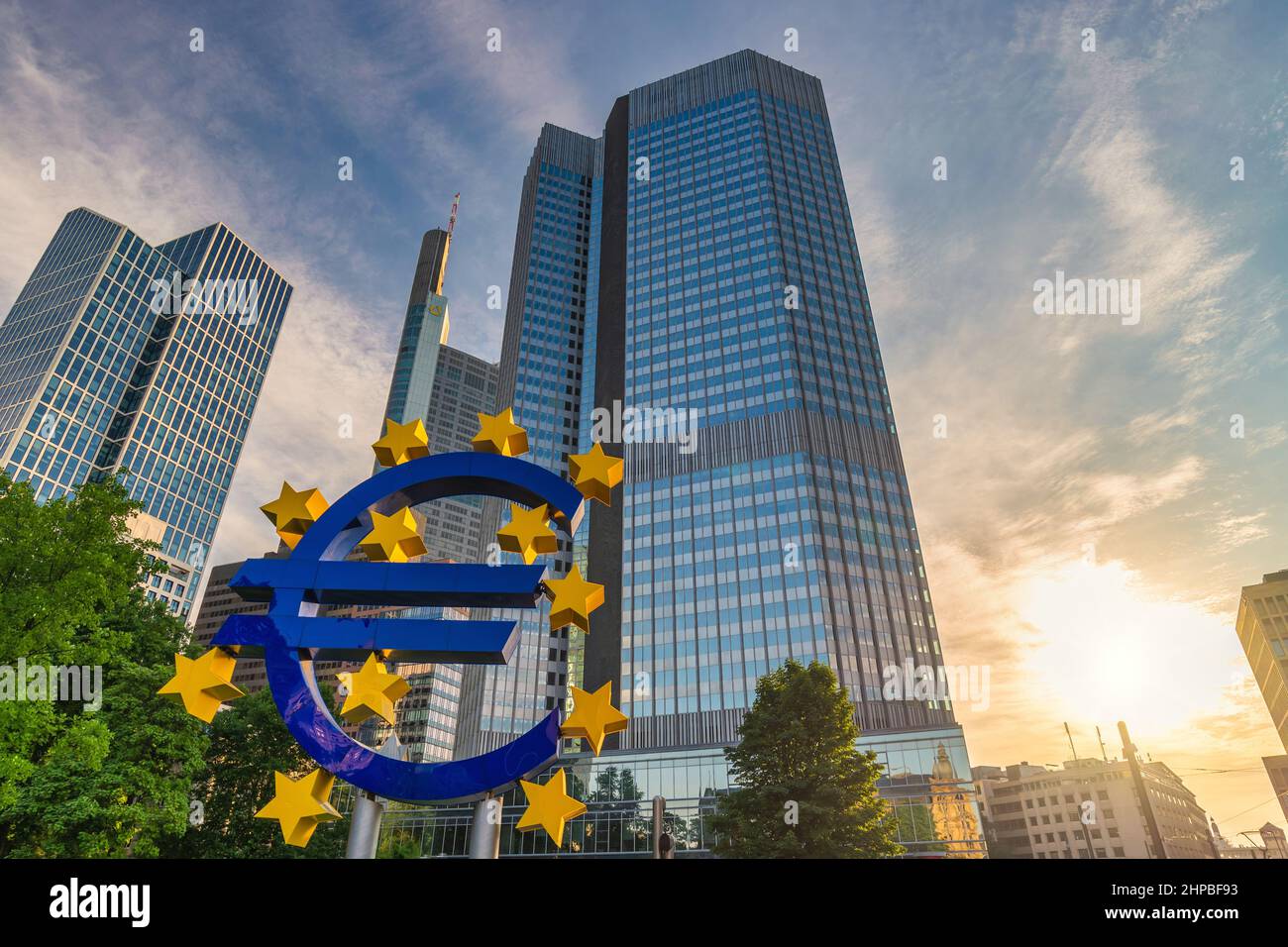 Francfort, Allemagne - 9 juillet 2017 : lever du soleil sur la ville à la Banque centrale européenne (BCE) et au panneau Euro Banque D'Images
