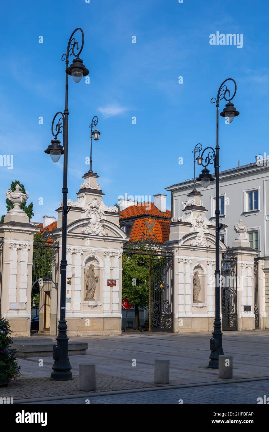 Porte principale de l'Université de Varsovie dans la ville de Varsovie en Pologne. Banque D'Images