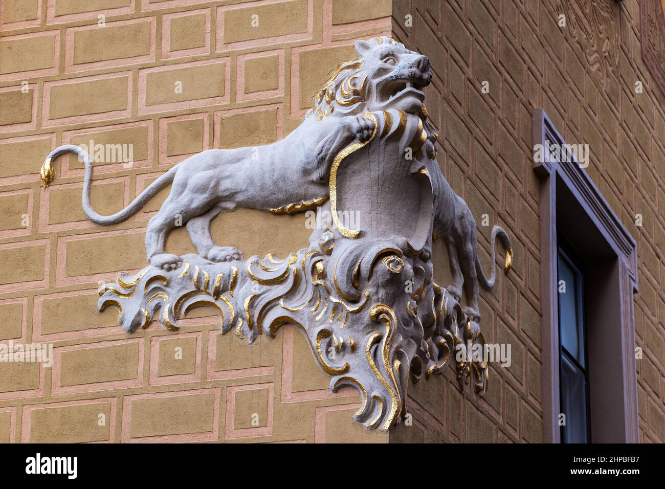 Levée de lion dorée de la sous-section de la Maison du lion dans la vieille ville de Varsovie, en Pologne. Banque D'Images Levée de lion dorée de la sous-section de la Maison du lion dans la vieille ville de Varsovie, en Pologne. Banque D'Images