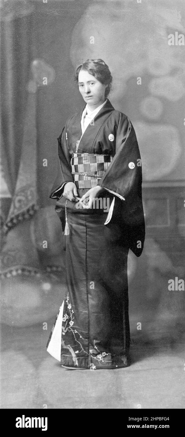 Natalie Berner, missionnaire allemande au Japon, 1912-1922, pose dans un kimono traditionnel Banque D'Images