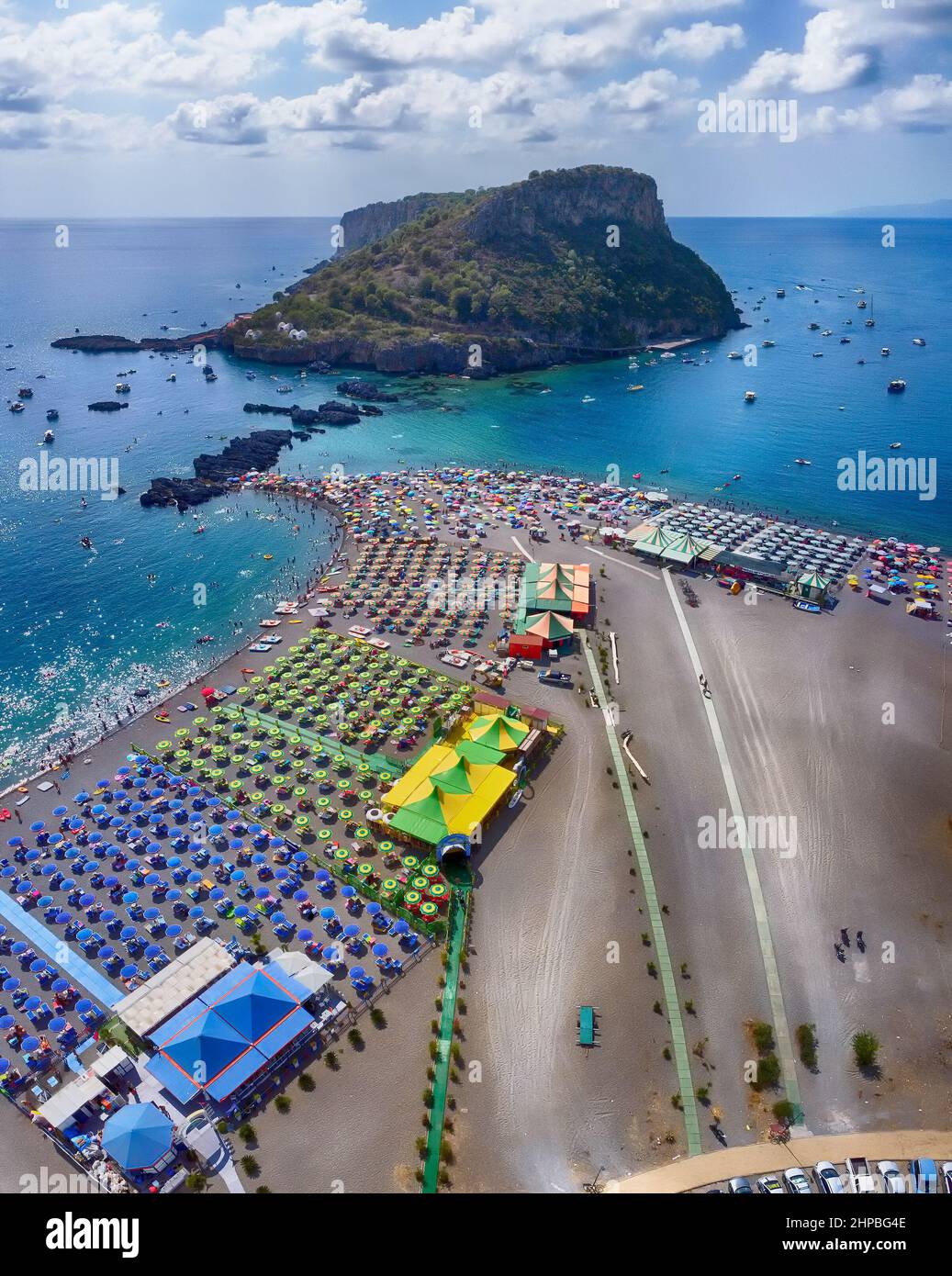 Vue panoramique sur l'île de Dino et la plage de Praia a Mare, province de Cosenza, Italie Banque D'Images