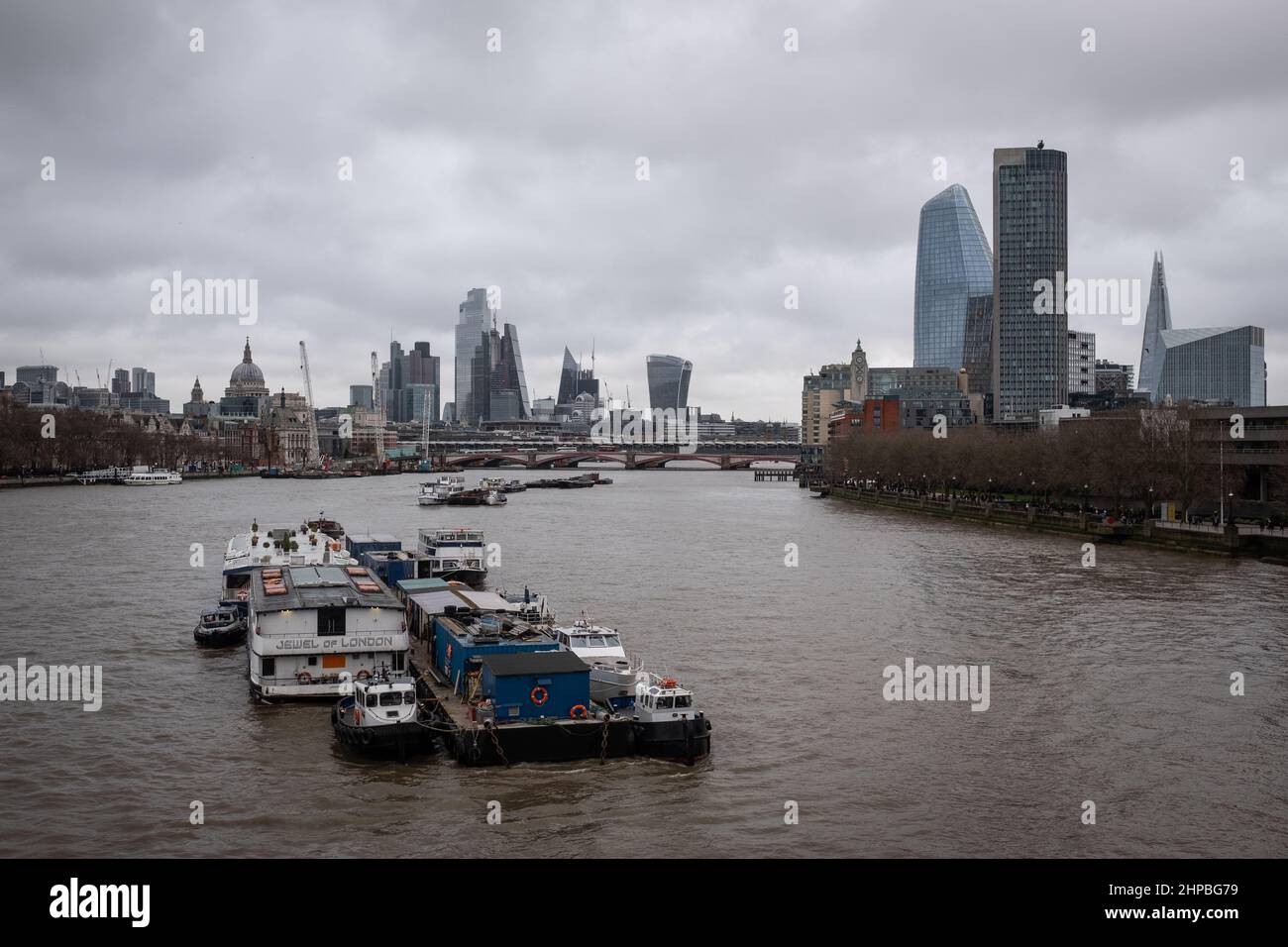 Vue depuis le Millennium Bridge vers le Square Mile. Prise par un jour couvert à Londres. Banque D'Images
