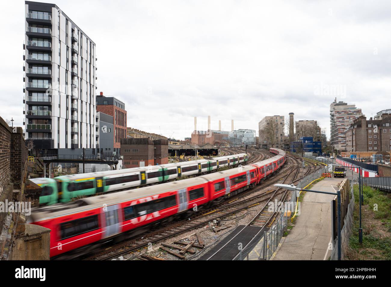 Les trains de la ligne principale passent les uns les autres en arrière-plan. La célèbre station électrique de Battersea est visible. Londres, Royaume-Uni Banque D'Images