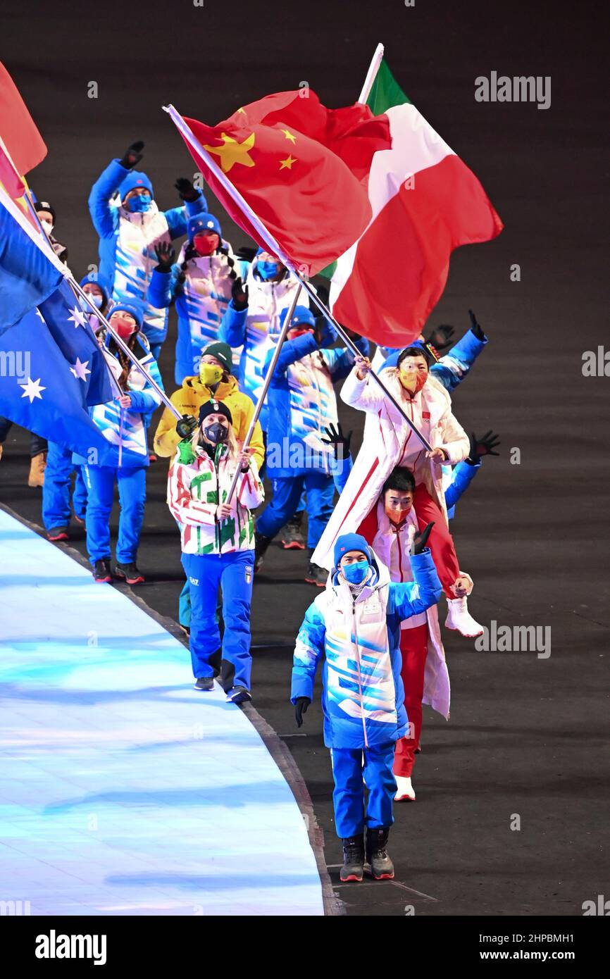 Pékin, Chine. 20th févr. 2022. Xu Mengtao (en haut) et Gao Tingyu, les porteurs de drapeau de la délégation olympique de la République populaire de Chine défilent lors de la cérémonie de clôture des Jeux Olympiques d'hiver de 2022 à Beijing au Stade national de Beijing, capitale de la Chine, le 20 février 2022. Credit: Huang Zongzhi/Xinhua/Alamy Live News Banque D'Images