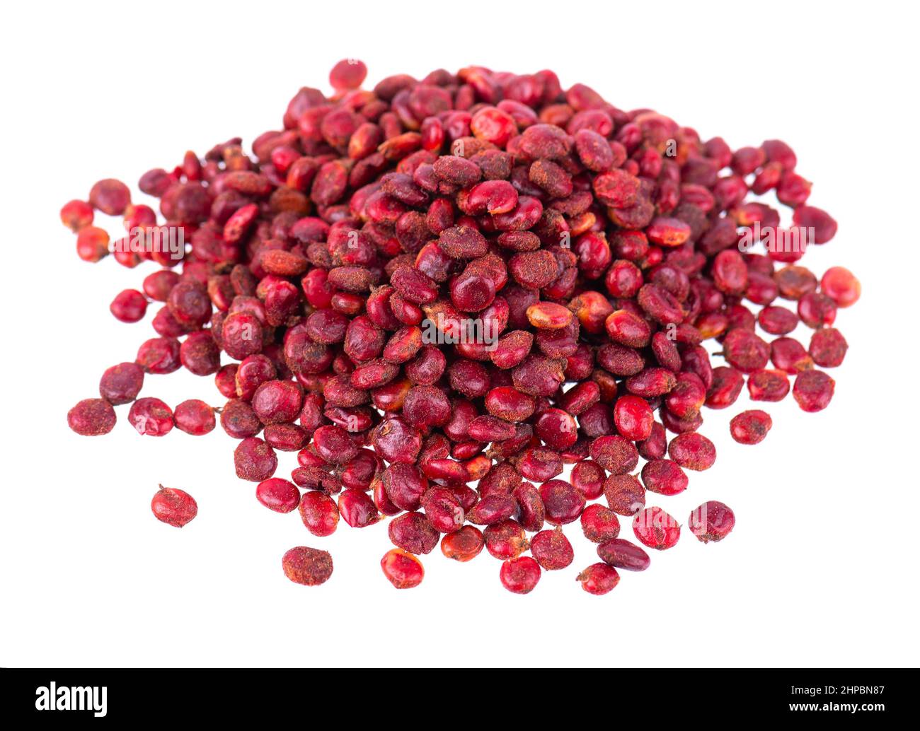 Graines de Sumac isolées sur fond blanc. Baie de Rhus sèche Banque D'Images