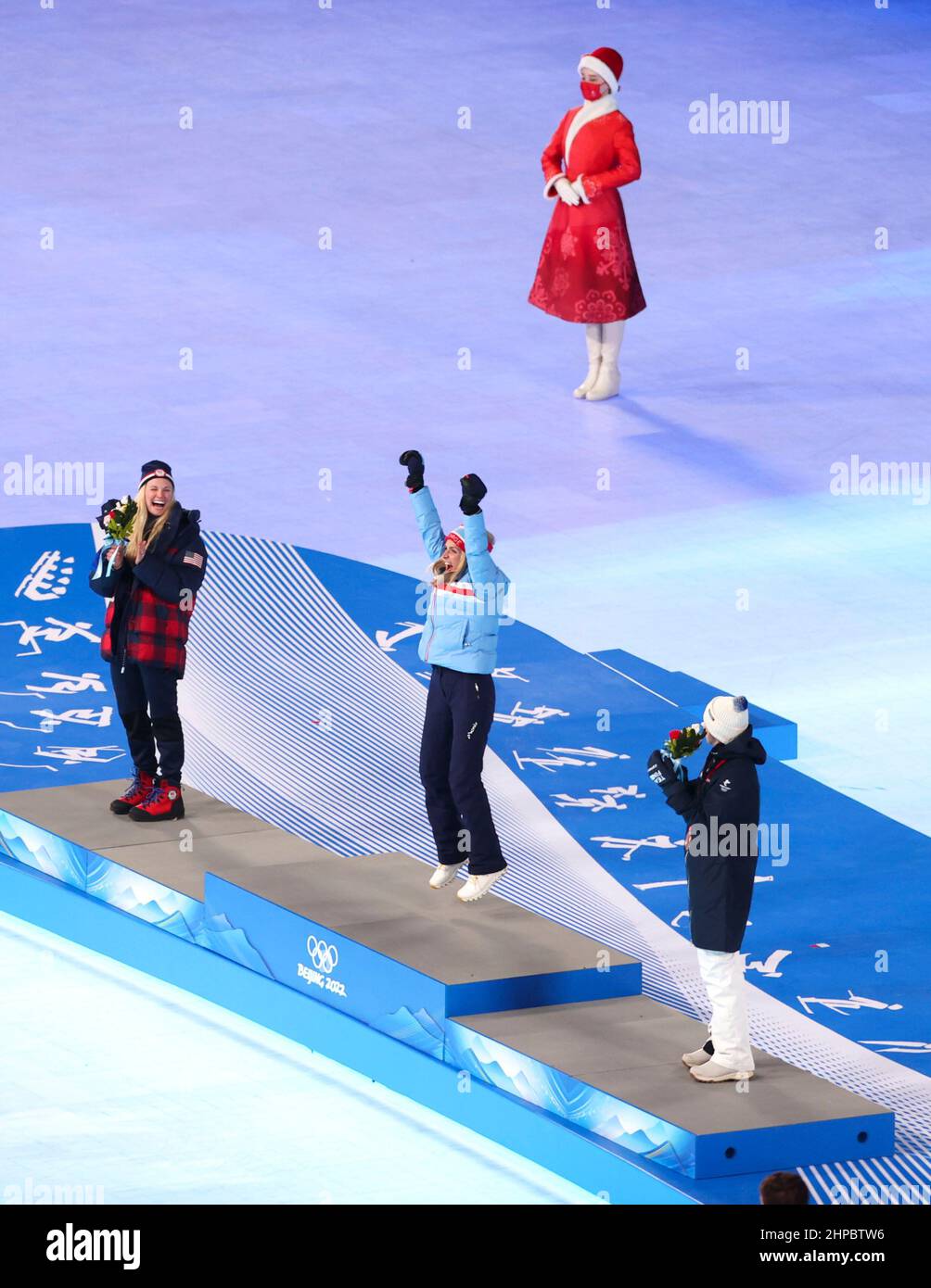 Pékin, Chine. 20th févr. 2022. Therese Johaug (C), médaillée d'or de Norvège, La médaillée d'argent Jessie Diggins (L) des États-Unis et la médaillée de bronze Kerttu Niskanen de Finlande assistent à la cérémonie de remise des prix de la messe 30km des femmes de ski de fond lors de la cérémonie de clôture des Jeux Olympiques d'hiver de Beijing 2022 au Stade national de Beijing, capitale de la Chine, le 20 février, 2022. Credit: Ding Xu/Xinhua/Alamy Live News Banque D'Images