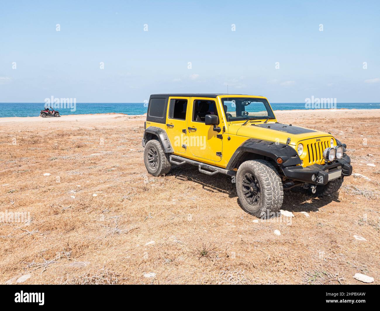 Yellow Jeep Wrangler à la plage dans la péninsule d'Akamas Banque D'Images