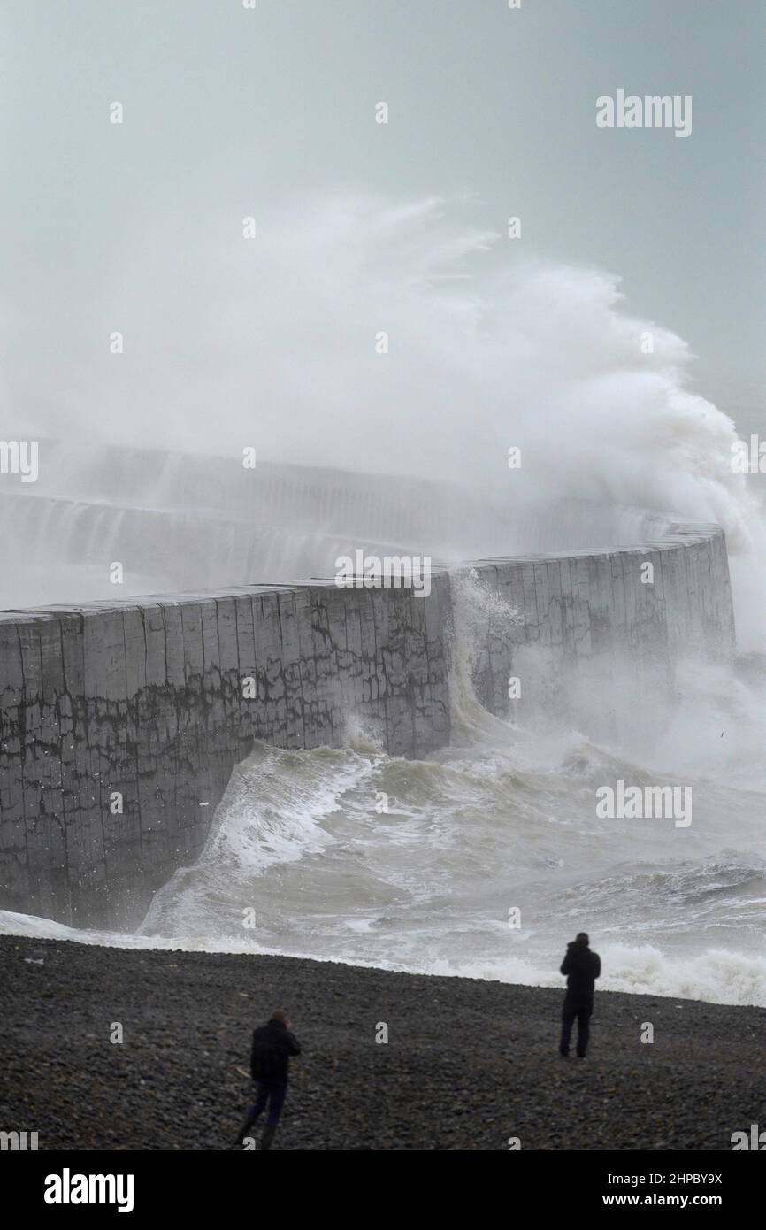 Une vague s'écrase au-dessus du mur de la mer à West Quay dans East Sussex, après Storm Eunice. Plus de temps humide et venteux est prévu de balayer le Royaume-Uni dimanche, alors que Storm Franklin est prévu de frapper le Royaume-Uni quelques jours seulement après que Storm Eunice a détruit des bâtiments et laissé 1,4 millions de maisons sans électricité. Date de la photo: Dimanche 20 février 2022. Banque D'Images