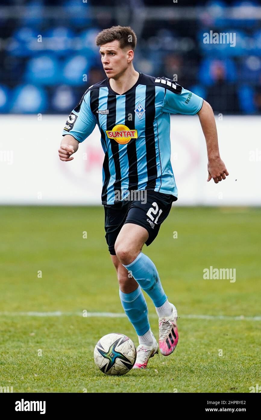 20 février 2022, Bade-Wurtemberg, Mannheim: Football: Ligue 3rd, SV Waldhof Mannheim - 1. FC Kaiserslautern, Matchday 27, Carl-Benz-Stadion. Alexander Rossipal de Mannheim joue le ballon. Photo: Uwe Anspach/dpa - NOTE IMPORTANTE: Conformément aux exigences du DFL Deutsche Fußball Liga et du DFB Deutscher Fußball-Bund, il est interdit d'utiliser ou d'utiliser des photos prises dans le stade et/ou du match sous forme de séquences d'images et/ou de séries de photos de type vidéo. Banque D'Images