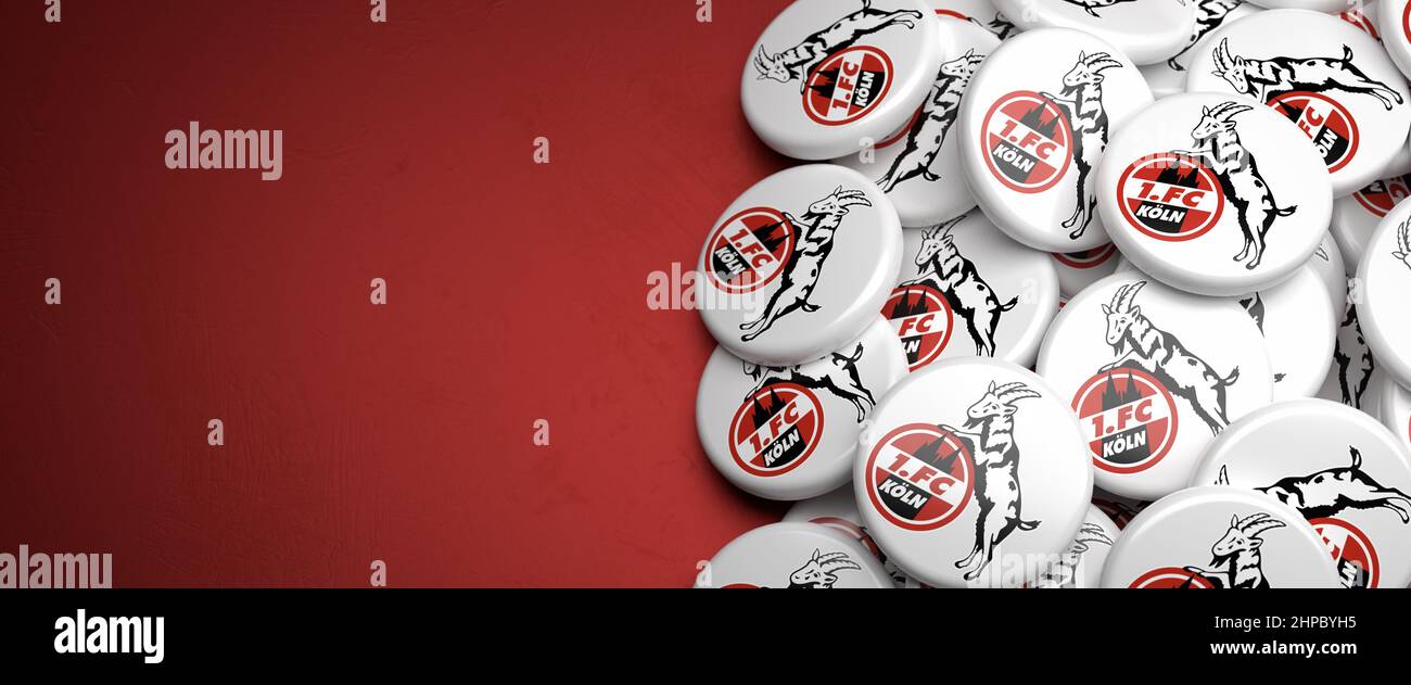 Logos du club allemand de football 1. FC Köln sur un tas sur une table. Copier l'espace. Format de bannière Web Banque D'Images