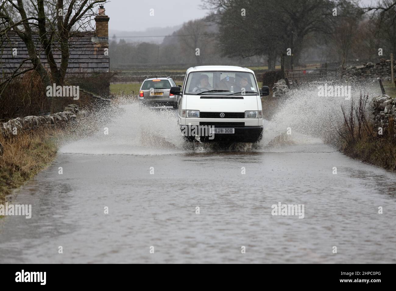 Teesdale, comté de Durham, Royaume-Uni. 20th février 2022. Météo Royaume-Uni. Avec un avertissement météorologique jaune en vigueur pour la pluie, les inondations affectent le B6277, qui est maintenant impable en raison des inondations entre Middleton-in-Teesdale et High Force avec au moins un véhicule abandonné dans les eaux de crue sur cette section. Crédit : David Forster/Alamy Live News Banque D'Images