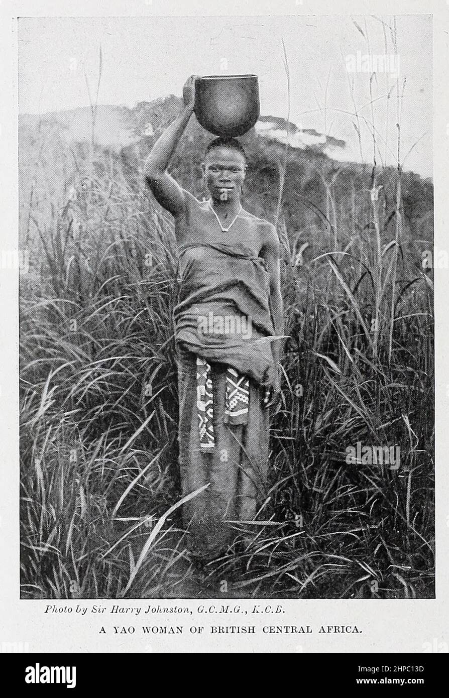 Une femme Yao de l'Afrique centrale britannique. Le peuple Yao, waYao, est un groupe ethnique et linguistique majeur bantu basé à l'extrémité sud du lac Malawi, Qui a joué un rôle important dans l'histoire de l'Afrique du Sud-est au cours du 19th siècle. D'après le livre « les races vivantes de l'humanité », un récit illustré populaire des coutumes, des habitudes, des activités, des fêtes et des cérémonies des races de l'humanité dans le monde par Sir Harry Hamilton Johnston, Et Henry Neville Hutchinson publié à Londres par Hutchinson & Co. En 1902 Banque D'Images