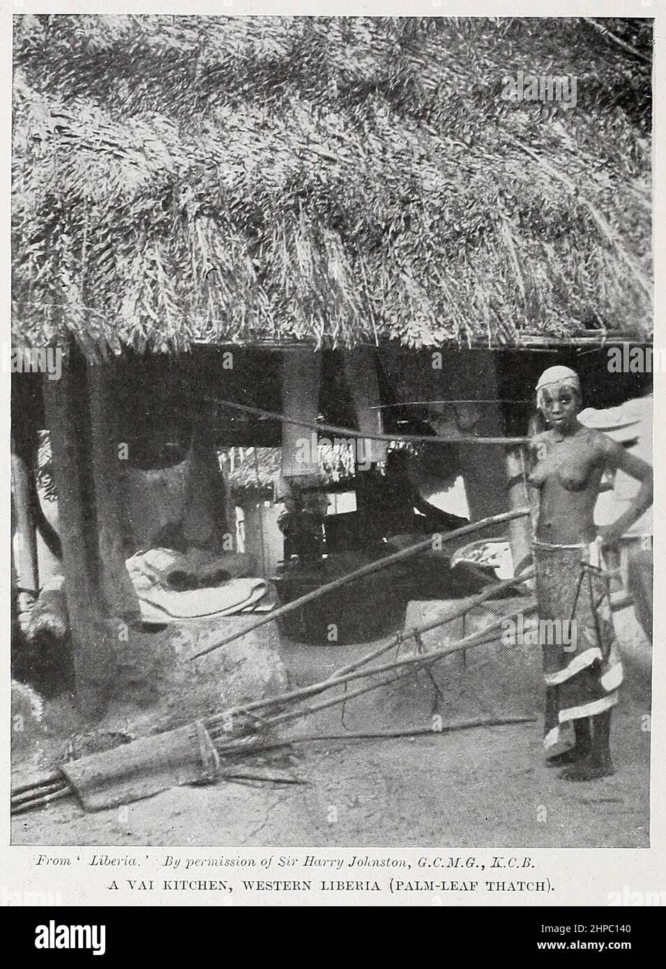 A VAI KITCHEN, WESTERN LIBERIA (PALM-LEAF THATCH) du livre « The Living races of Mankinds », un récit illustré populaire des coutumes, des habitudes, des activités, des fêtes et des cérémonies des races de l'humanité dans le monde entier par Sir Harry Hamilton Johnston, Et Henry Neville Hutchinson publié à Londres par Hutchinson & Co. En 1902 Banque D'Images