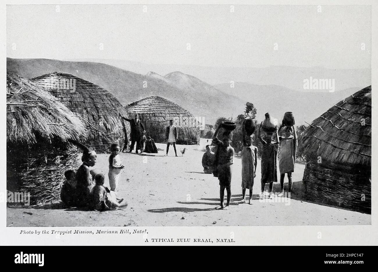 Un Zulu Kraal Natal typique, Afrique du Sud dans le livre « les races vivantes de l'humanité » un récit illustré populaire des coutumes, des habitudes, des activités, des fêtes et des cérémonies des races de l'humanité dans le monde par Sir Harry Hamilton Johnston, Et Henry Neville Hutchinson publié à Londres par Hutchinson & Co. En 1902 Banque D'Images