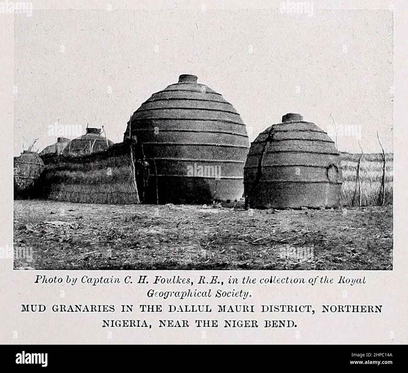GRENIERS DE BOUE DANS LE district de DALLUL MAURI, AU NORD du Nigeria, près du Niger Bend du livre « les races vivantes de l'humanité » un récit illustré populaire des coutumes, des habitudes, des activités, des fêtes et des cérémonies des races de l'humanité dans le monde par Sir Harry Hamilton Johnston, Et Henry Neville Hutchinson publié à Londres par Hutchinson & Co. En 1902 Banque D'Images