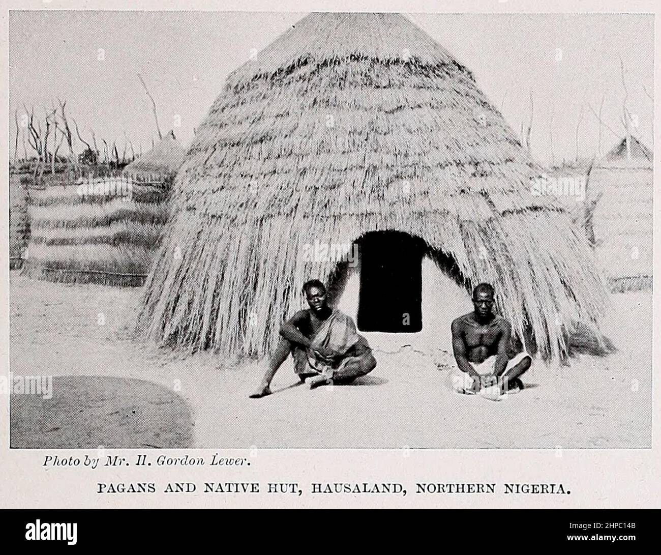 PAÏENS ET CABANE INDIGÈNE, HAUSALAND, NIGERIA DU NORD dans le livre « les races vivantes de l'humanité » un récit illustré populaire des coutumes, des habitudes, des activités, des fêtes et des cérémonies des races de l'humanité dans le monde par Sir Harry Hamilton Johnston, Et Henry Neville Hutchinson publié à Londres par Hutchinson & Co. En 1902 Banque D'Images