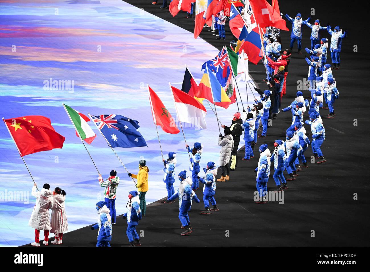 (220220) -- BEIJING, le 20 février 2022 (Xinhua) -- défilé des porteurs de drapeaux lors de la cérémonie de clôture des Jeux Olympiques d'hiver de Beijing 2022 au Stade national de Beijing, capitale de la Chine, le 20 février 2022. (Xinhua/Huang Zongzhi) Banque D'Images