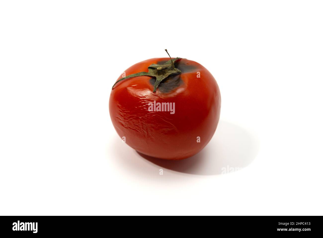 Tomate pourrie isolé sur fond blanc Banque D'Images