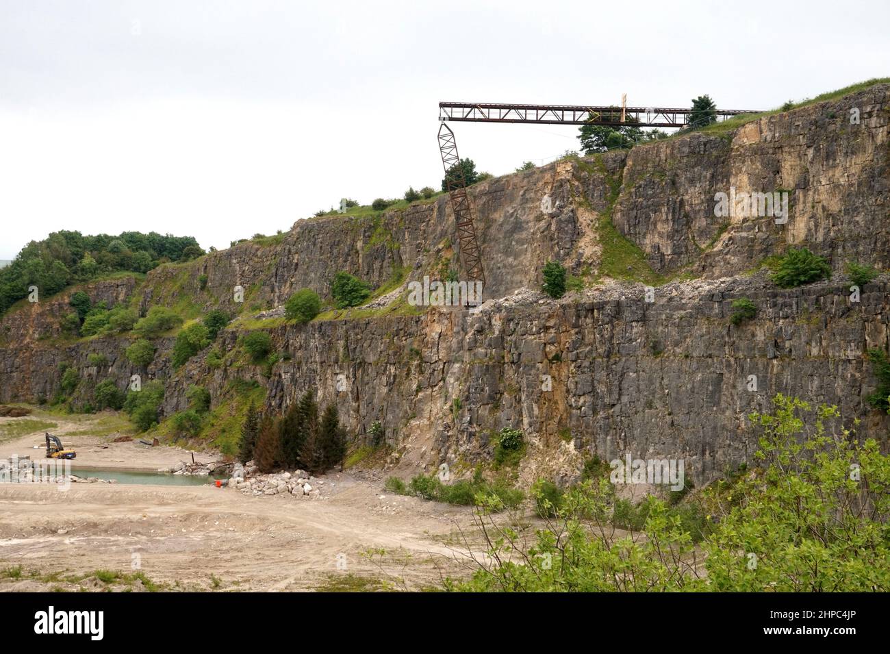 Un faux pont ferroviaire construit au-dessus d'une carrière désuétude dans le Peak District, au Royaume-Uni, pour une cascades impliquant un accident de train pour le film Mission Impossible 7. Banque D'Images