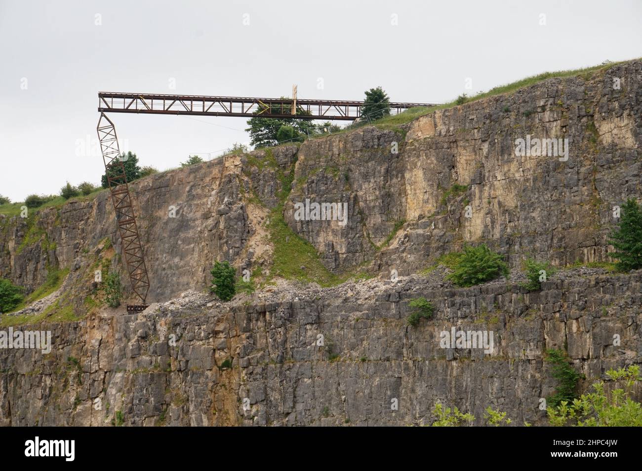 Un faux pont ferroviaire construit au-dessus d'une carrière désuétude dans le Peak District, au Royaume-Uni, pour une cascades impliquant un accident de train pour le film Mission Impossible 7. Banque D'Images